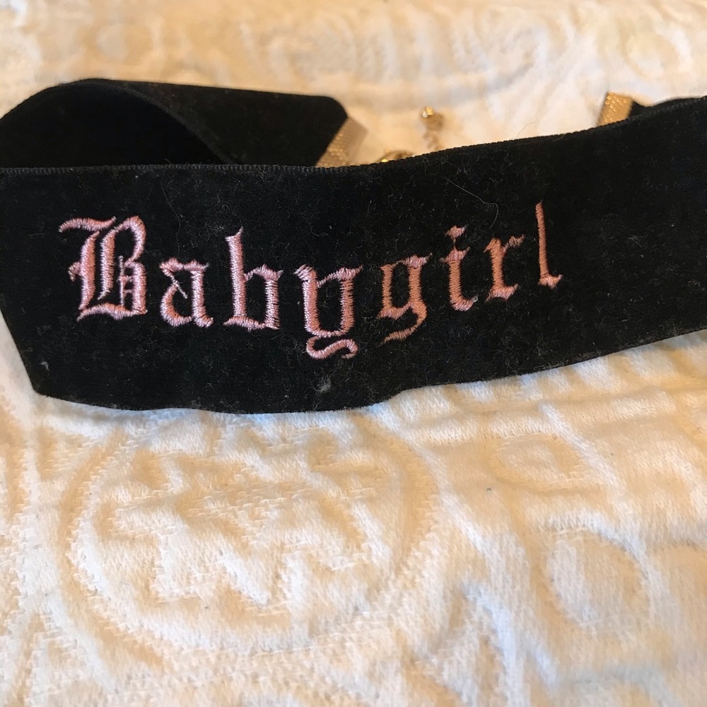 BABYGIRL VELVET CHOKER